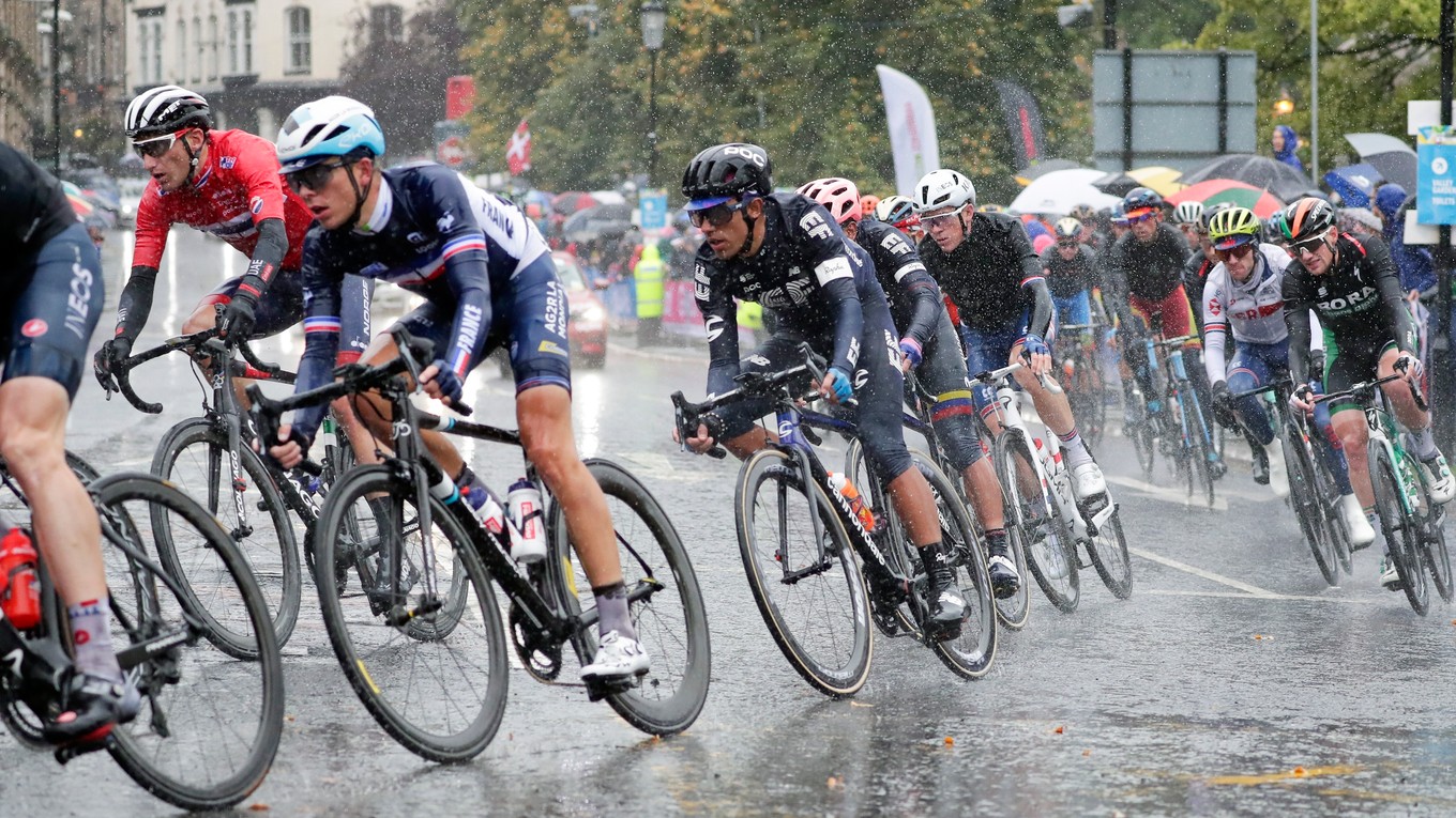 Pelotón v hustom daždi na trati pretekov Elite v meste Harrogate počas Majstrovstiev sveta v cyklistike 29. septembra 2019.