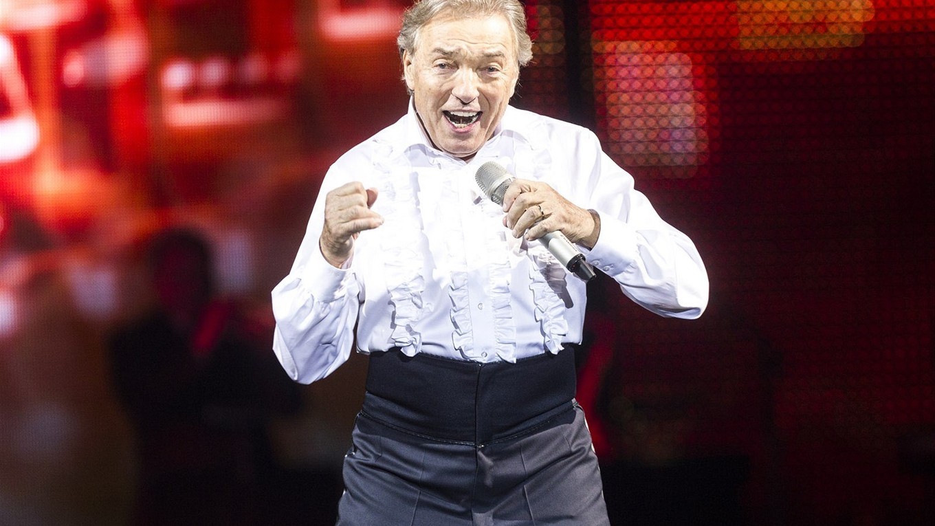 Spevák Karel Gott na módnej prehliadke Osmany Laffity v pražskom Obecnom dome v marci 2015.