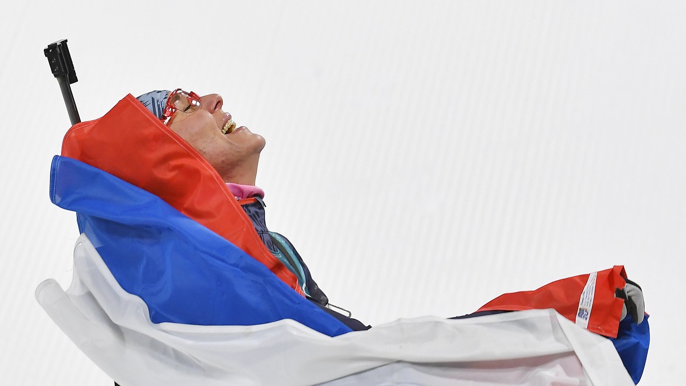 Slovenská biatlonistka Anastasia Kuzminová sa teší v cieli po zisku zlatej olympijskej medaily počas pretekov žien s hromadným štartom na 12,5 km na XXIII. zimných olympijských hrách v Pjongčangu.