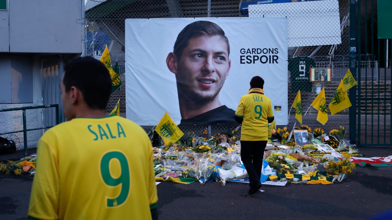 Fanúšikovia Nantes stoja pred plagátom zosnulého futbalistu Emiliana Salu.