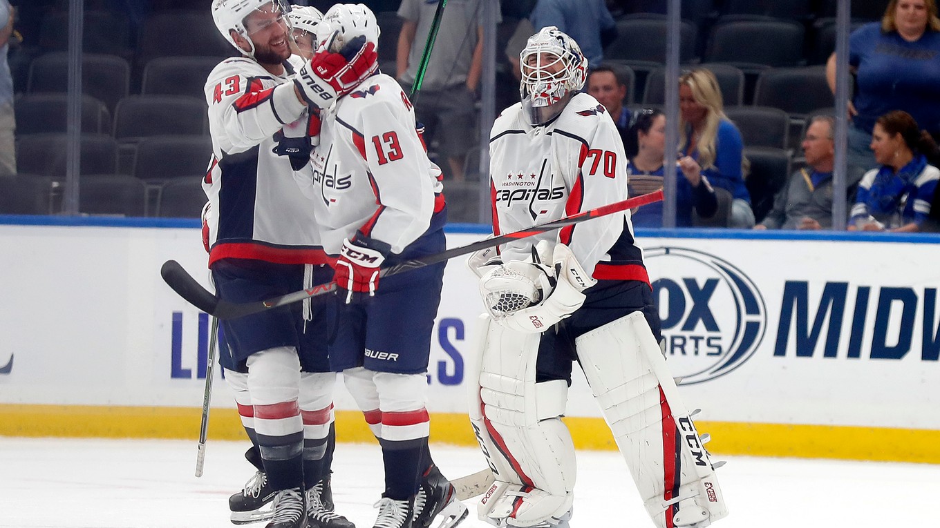 Hokejisti Washingtonu Capitals oslavujú prvé víťazstvo v sezóne NHL 2019/2020 nad St. Louis Blues.