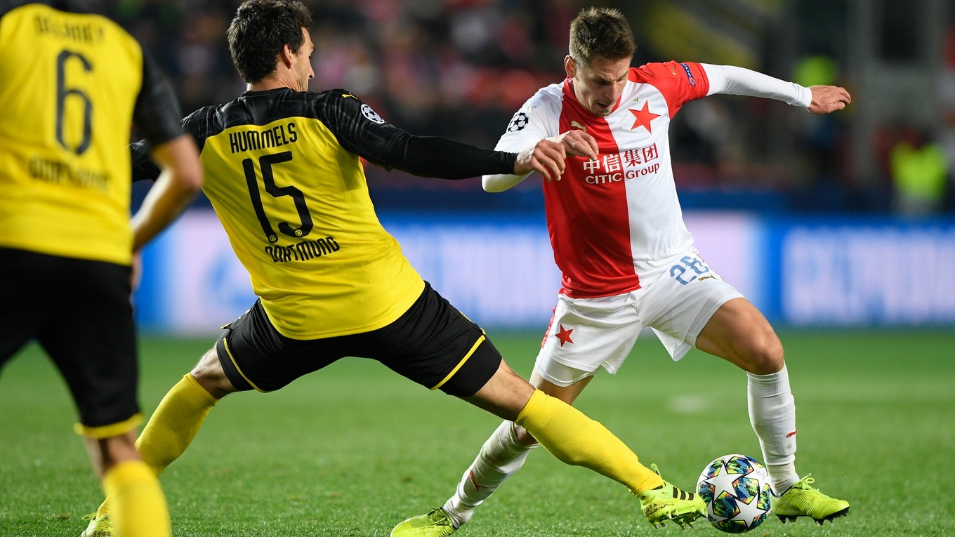 Lukáš Masopust (vpravo) a Mats Hummels v zápase Ligy majstrov 2019/2020 Slavia Praha - Borussia Dortmund.