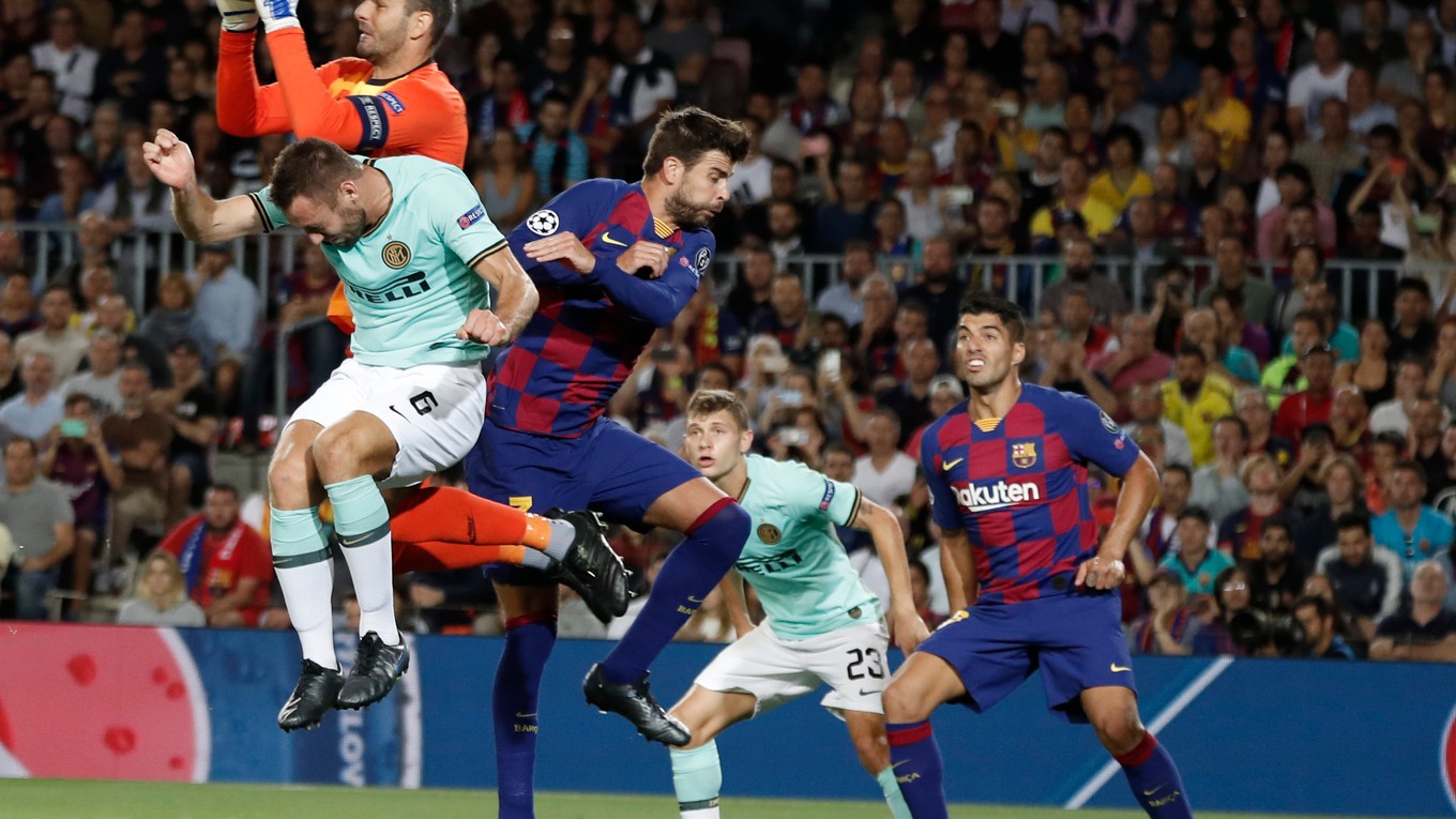 Brankár Samir Handanovic (vľavo hore) likviduje šancu v zápase Ligy majstrov 2019/2020 FC Barcelona - Inter Miláno.