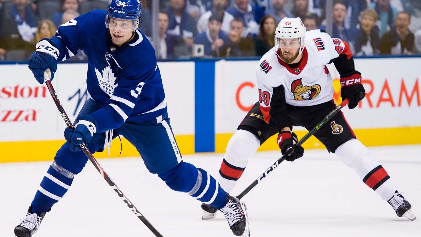 Auston Matthews (vľavo) a Scott Sabourin v zápase NHL 2019/2020 Toronto Maple Leafs - Ottawa Senators.
