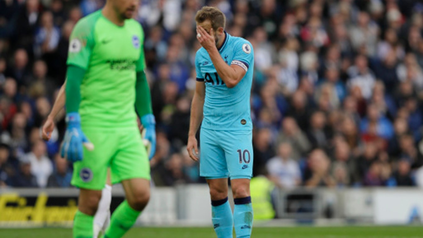 Harry Kane (vpravo) a jeho reakcia počas zápasu Tottenhamu proti Brightonu.