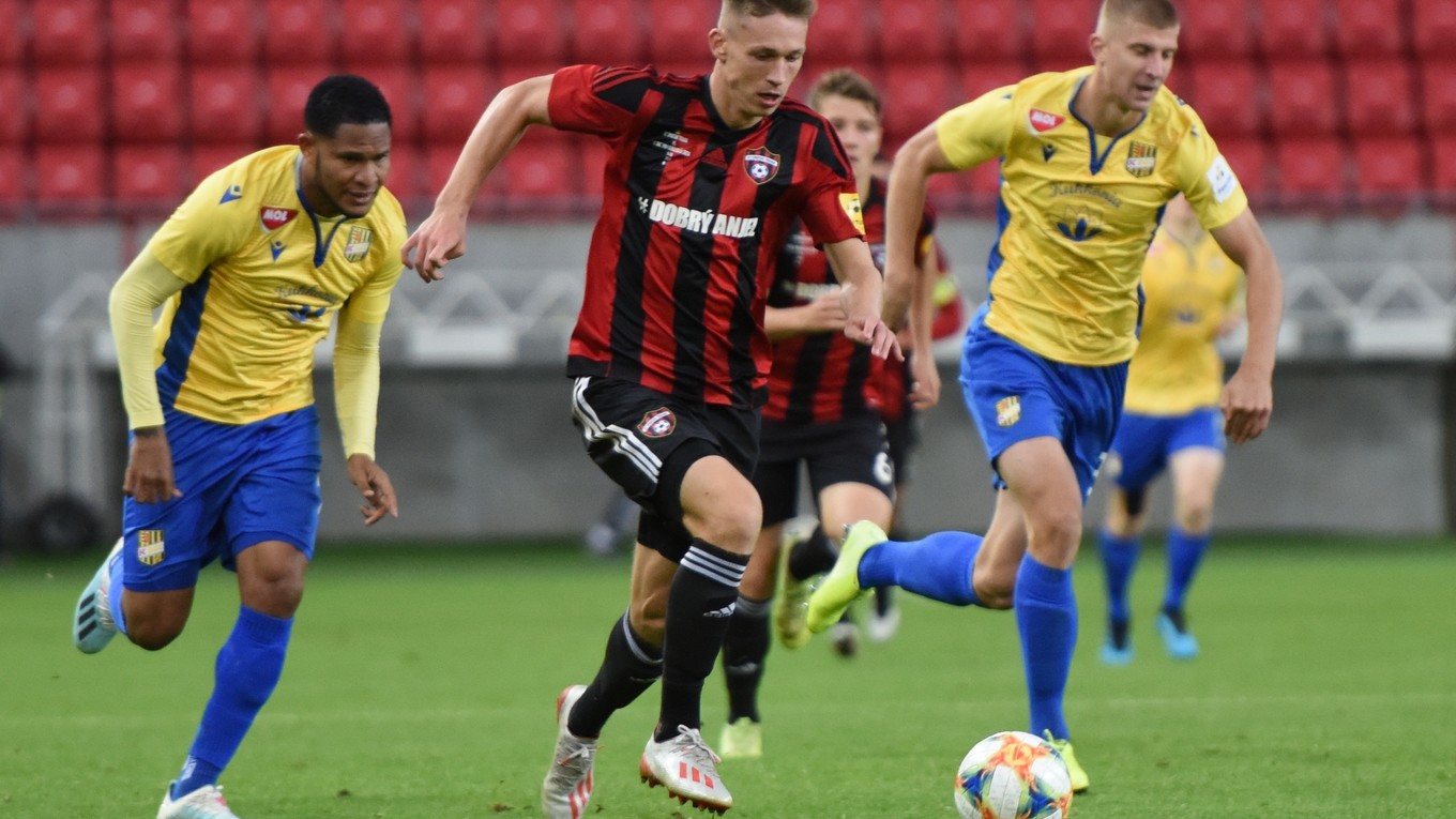 Eric Davis (vľavo) hráč Trnavy Alex Sobczyk a hráč DAC Danylo Beskorovajnyj počas zápasu 11. kola Fortuna ligy medzi FC Spartak Trnava a DAC Dunajská Streda.
