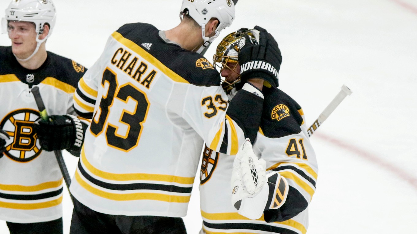 Jaroslav Halák (vpravo) a jeho krajan a kapitán Bostonu Zdeno Chára sa tešia po výhre v zápase zámorskej hokejovej NHL Arizona Coyotes - Boston Bruins.