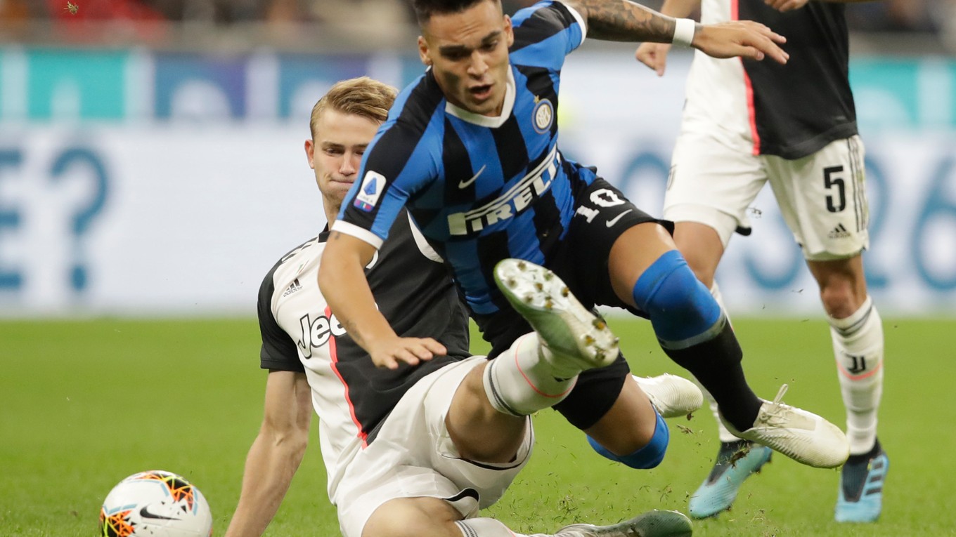 Matthijs de Ligt (vľavo) v súboji s Lautarom Martinezom v zápase Serie A 2019/2020 Inter Miláno - Juventus Turín.