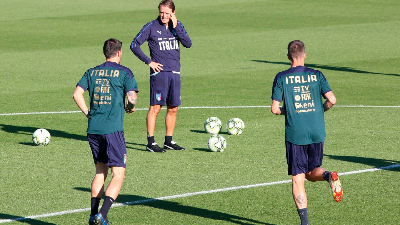 Tréner Roberto Mancini (druhý zľava) počas tréningu talianskej reprezentácie pred zápasom s Gréckom.