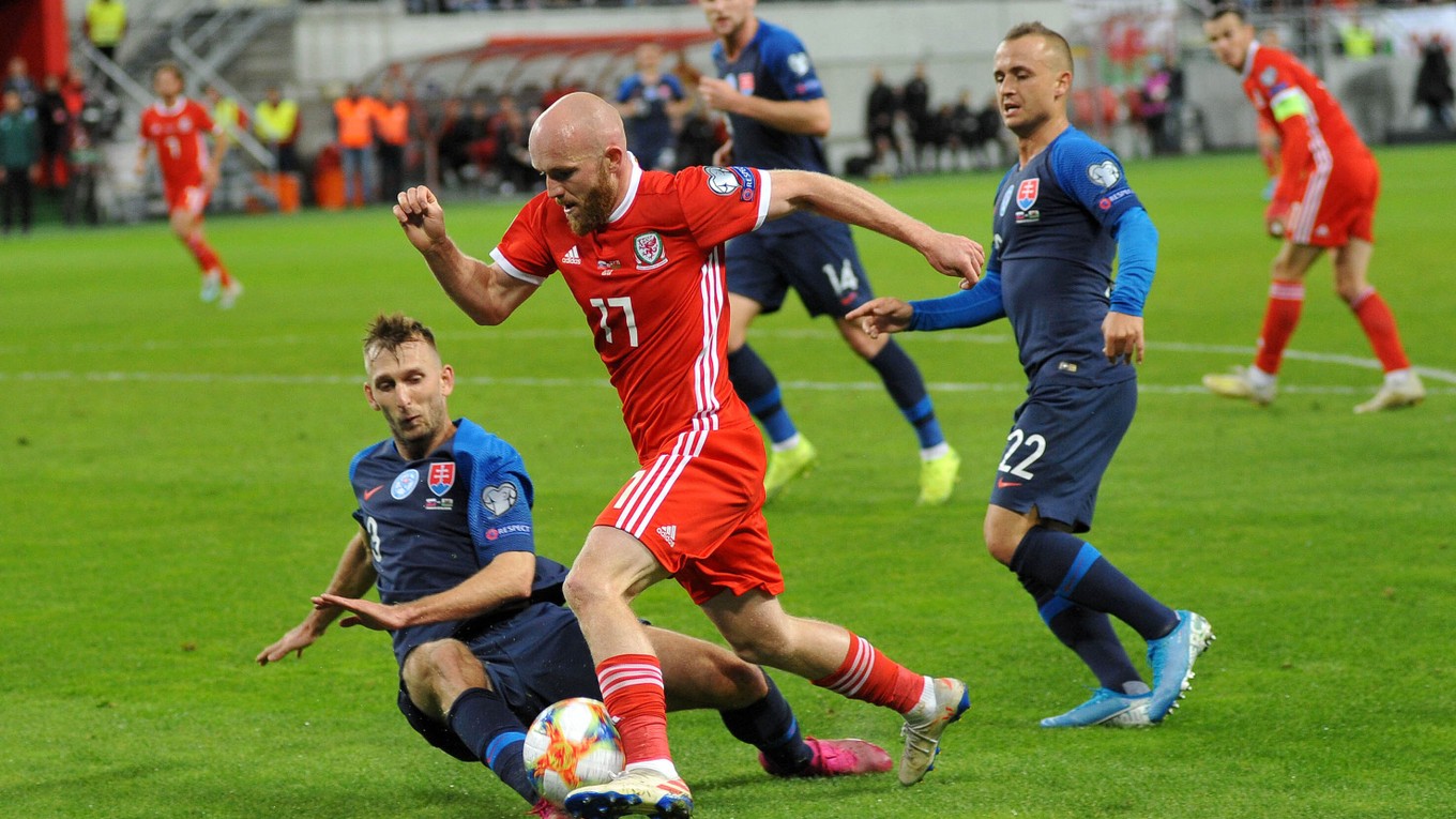 Norbert Gyömbér a jeho zákrok na Jonnyho Williamsa z Walesu počas futbalového zápasu E-skupiny kvalifikácie na EURO 2020 Slovensko - Wales.