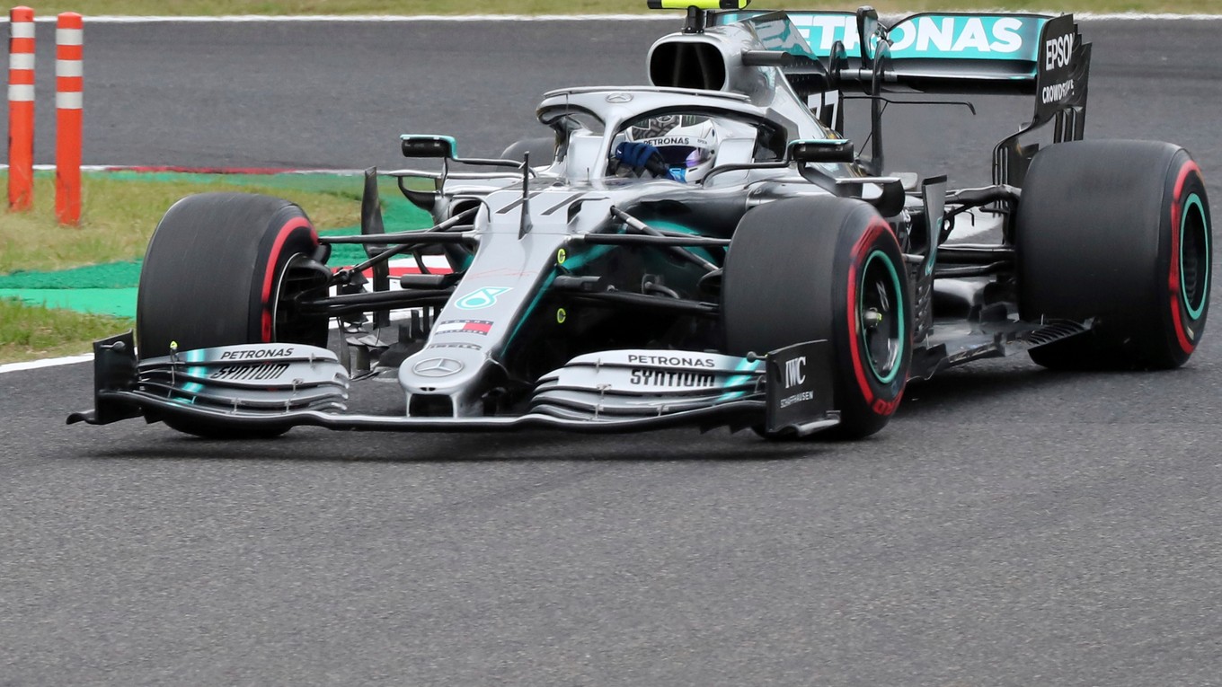 Valtteri Bottas z Mercedesu počas piatkového tréningu na VC Japonska 2019.
