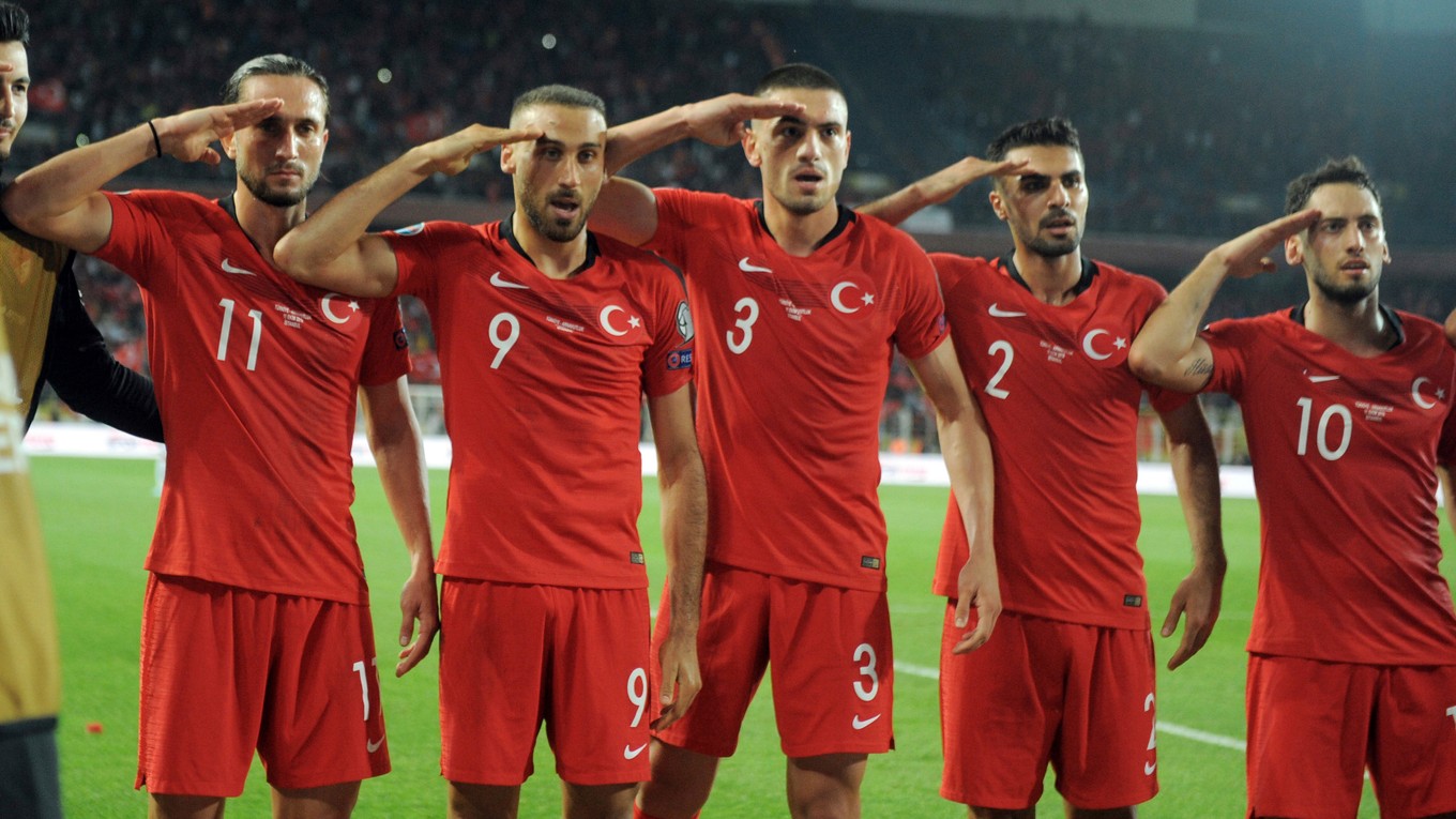 Salutujúci tureckí futbalisti.