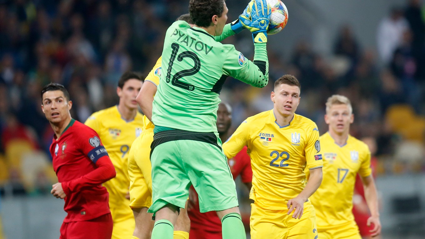 Momentka z kvalifikačného zápasu na EURO 2020 medzi Ukrajinou a Portugalskom.