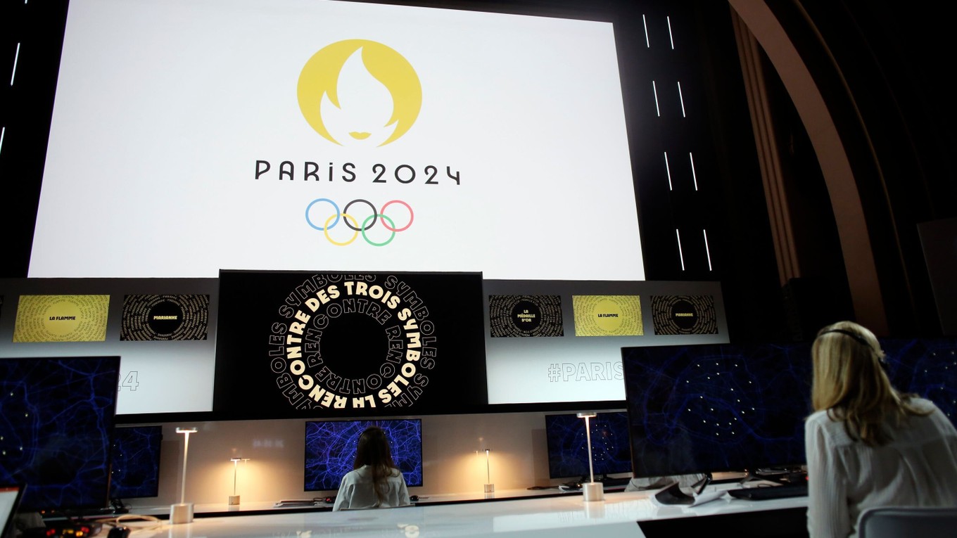 Na snímke logo na letné olympijské hry 2024 v Paríži počas ceremoniálu 21. októbra 2019 v Paríži.