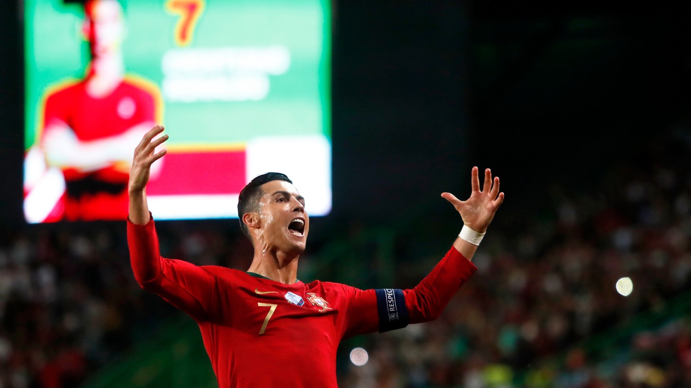 Cristiano Ronaldo oslavuje gól v zápase proti Luxembursku.