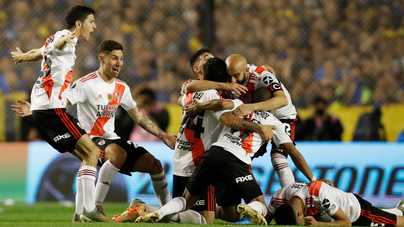 Futbalisti River Plate oslavujú postup do finále Pohára osloboditeľov.