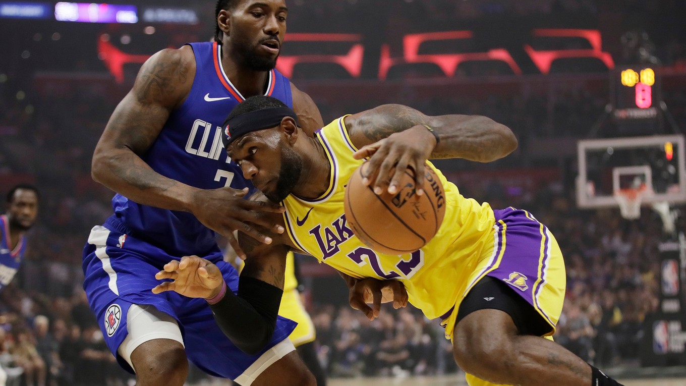 LeBron James (vpravo) a Kawhi Leonard v úvodnom zápase sezóny NBA 2019/2020 Los Angeles Clippers - Los Angeles Lakers.