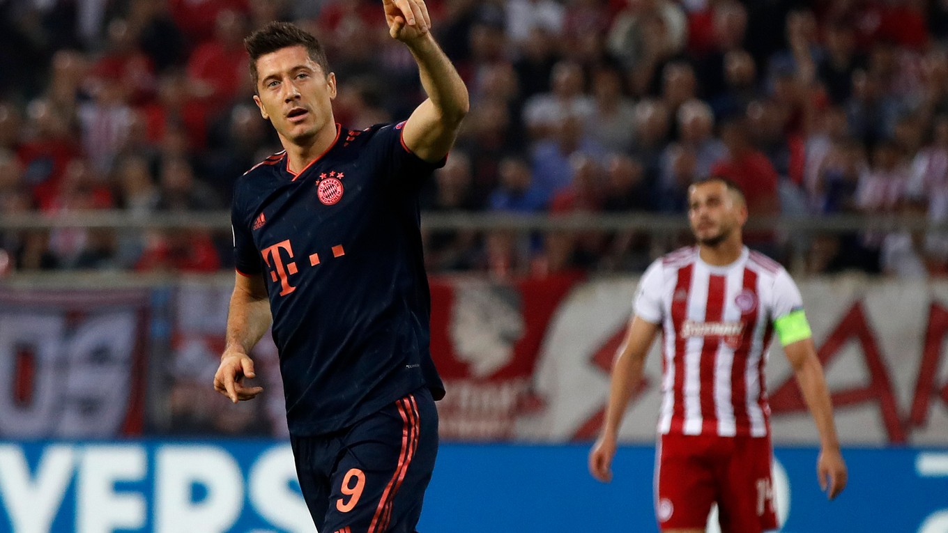 Robert Lewandowski oslavuje gól v zápase Ligy majstrov 2019/2020 Olympiakos Pireus - Bayern Mníchov.
