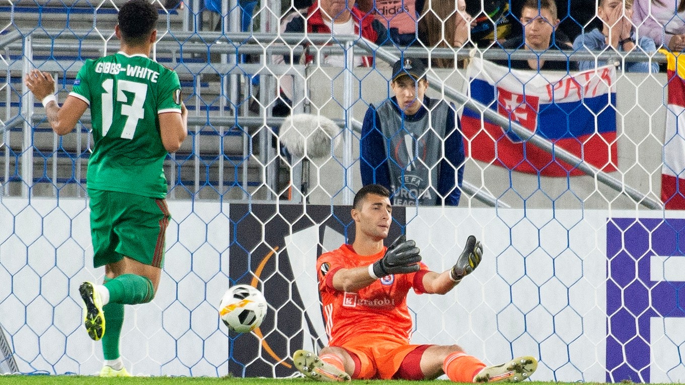 Momentka zo zápasu Slovan Bratislava - Wolverhampton, sklamaný brankár Dominik Greif.