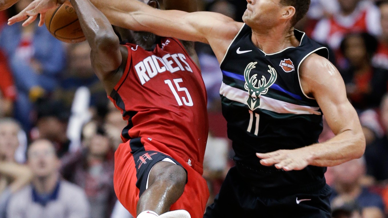 Clint Capela (vľavo) a Brook Lopez v zápase základnej časti NBA 2019/2020 Houston Rockets - Milwaukee Bucks.