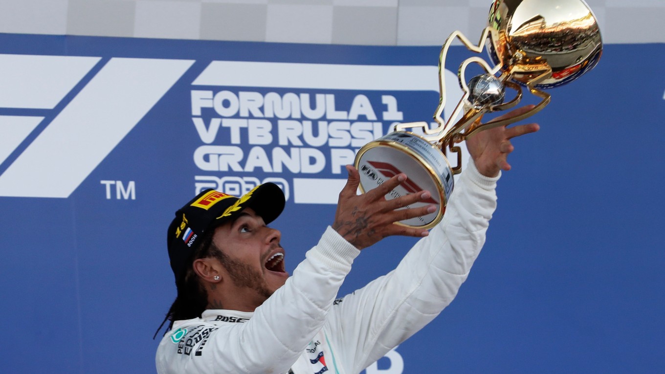 Lewis Hamilton oslavuje triumf na Veľkej cene Ruska.