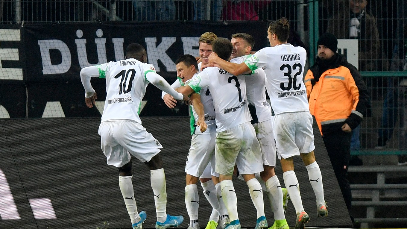 Radosť hráčov Borussie v zápase 9. kola Bundesligy 2019/2020 Borussia Mönchengladbach - Eintracht Frankfurt.