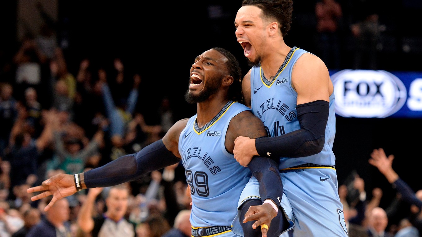 Jae Crowder (vľavo) oslavuje víťazstvo nad Brooklyn Nets.