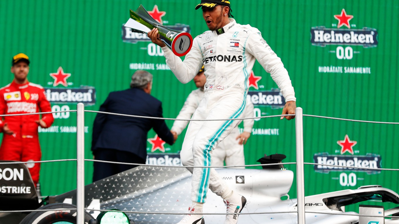 Lewis Hamilton získal v Mexiku pre Mercedes jubilejné 100. víťazstvo v F1.