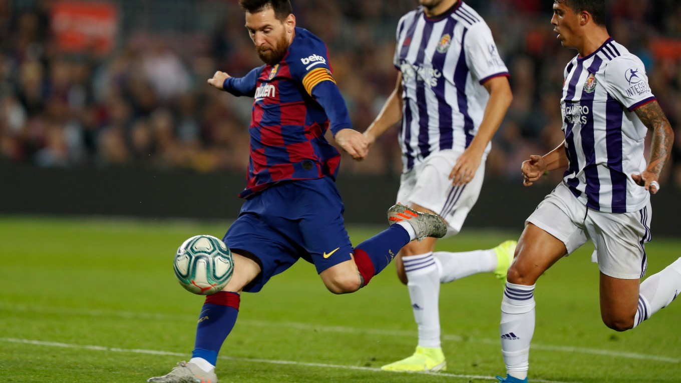 Lionel Messi (vľavo) v zápase La Ligy 2019/2020 FC Barcelona - Real Valladolid.