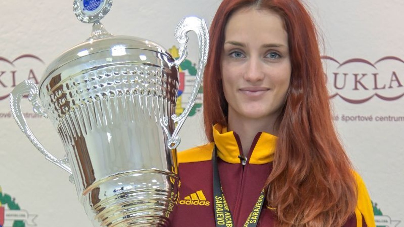 Slovenská reprezentantka v kickboxe Monika Chochlíková s medailou a víťaznou trofejou z 22. majstrovstiev sveta WAKO.