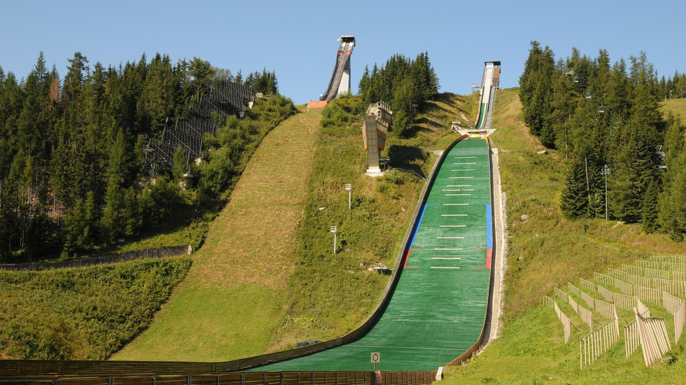 Skokanské mostíky na Štrbskom plese.