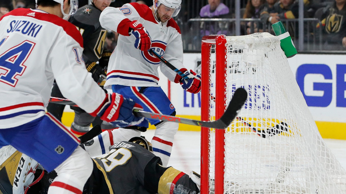 Tomáš Tatar (uprostred) strieľa gól v zápase základnej časti NHL 2019/2020 Las Vegas Golden Knights - Montreal Canadiens.