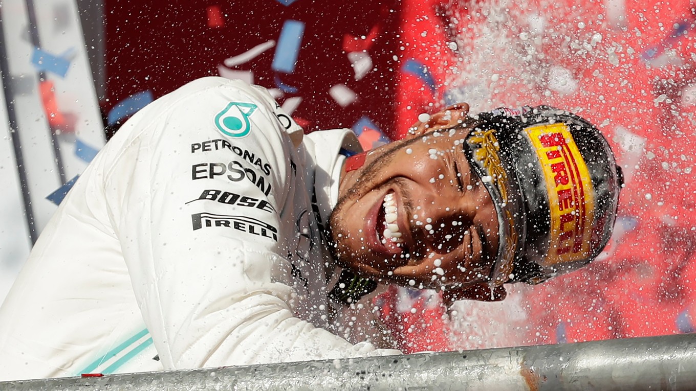 Britský pilot formuly 1 Lewis Hamilton na Mercedese získal 6. titul majstra sveta F1.