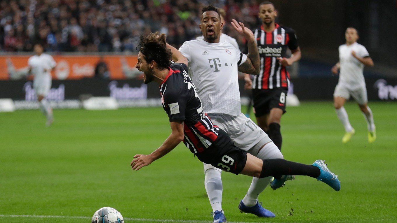 Jerome Boateng faauluje Goncala Pacienciu z Frankfurtu.