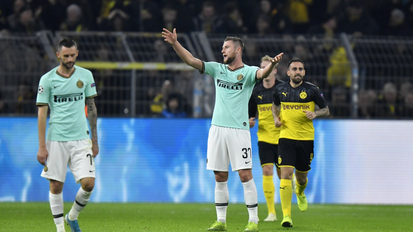 Milan Škriniar reaguje po inkasovanom góle na ihrisku Borussie Dortmund.