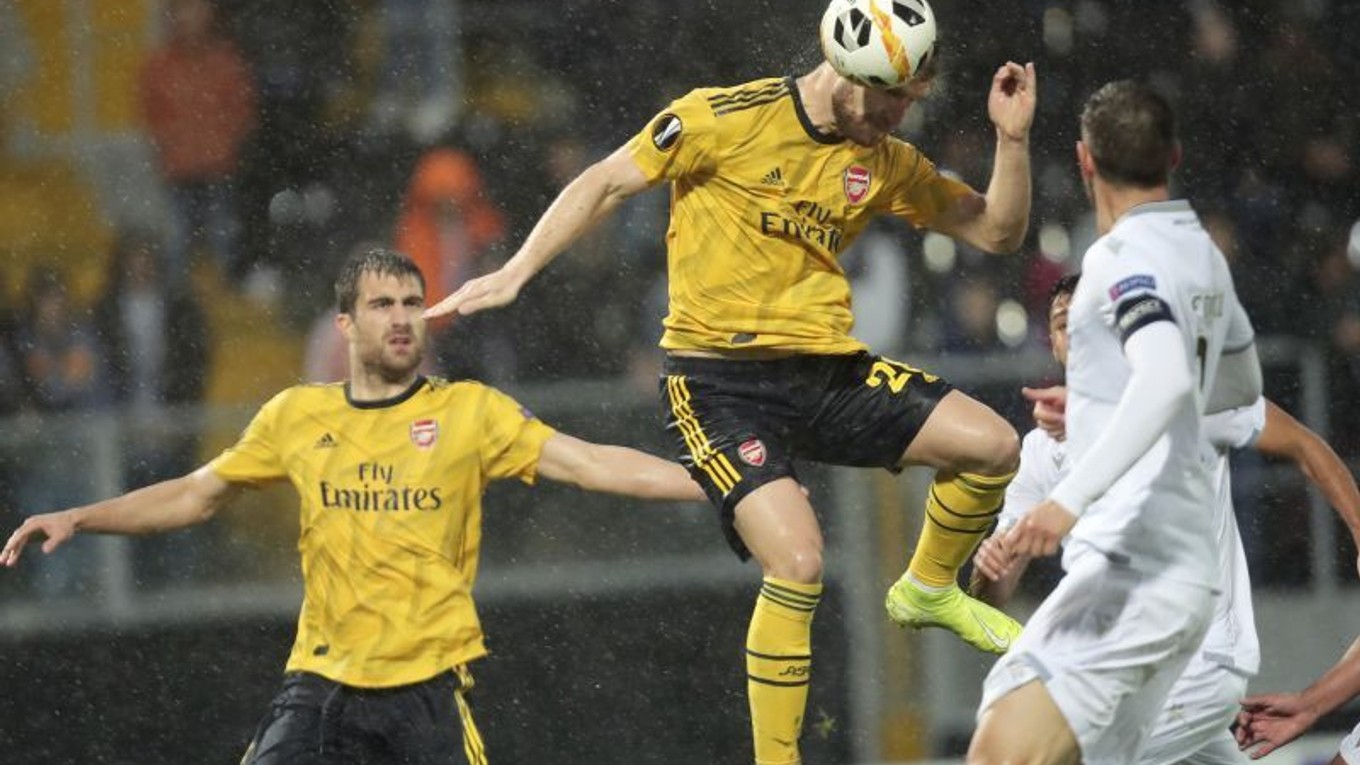 Shkodran Mustafi streiľa gól Arsenalu v Guimaresi.