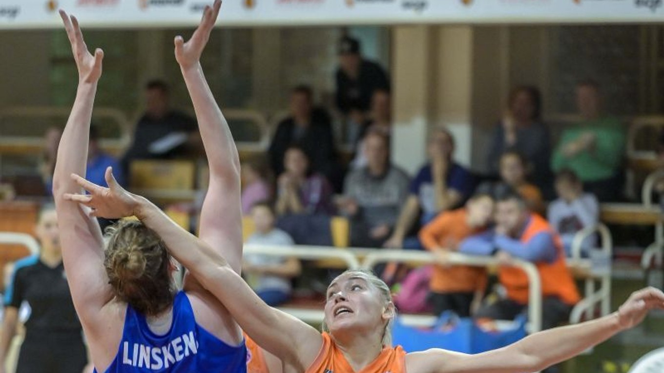 Sprava Olga Jackovecová (Ružomberok), Kyara Liskenová (Krasnojarsk) počas zápasu D-skupiny Európskeho pohára FIBA žien v basketbale MBK Ružomberok - Jenisej Krasnojarsk.