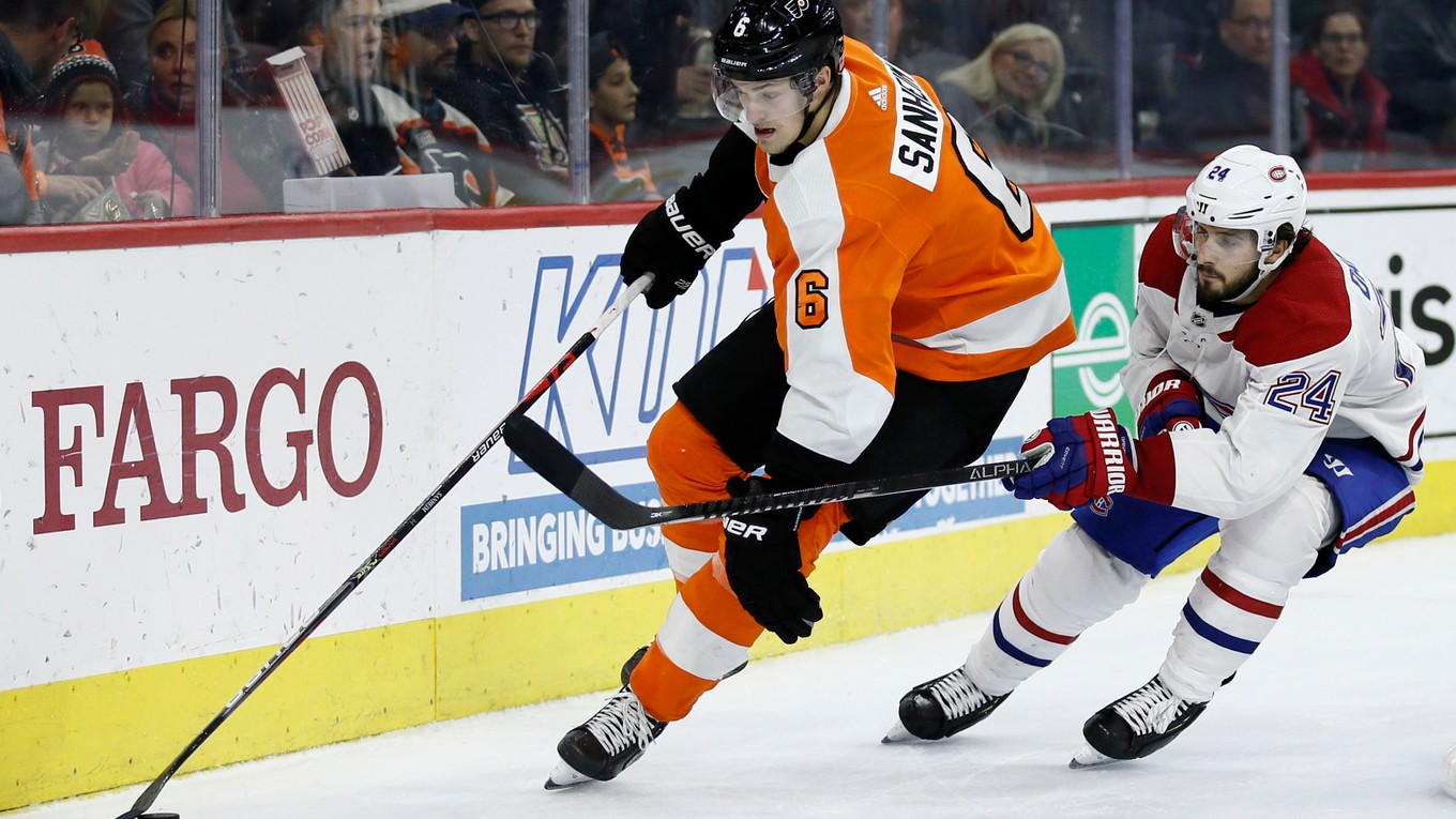 Travis Sanheim (vľavo) a Phillip Danault v zápase základnej časti NHL 2019/2020 Philadelphia Flyers - Montreal Canadiens.