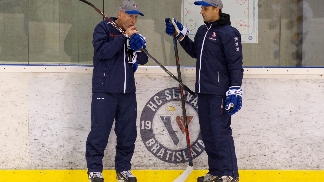 Vľavo tréner slovenskej hokejovej reprezentácie Craig Ramsay a vpravo jeho asistent Ján Pardavý.