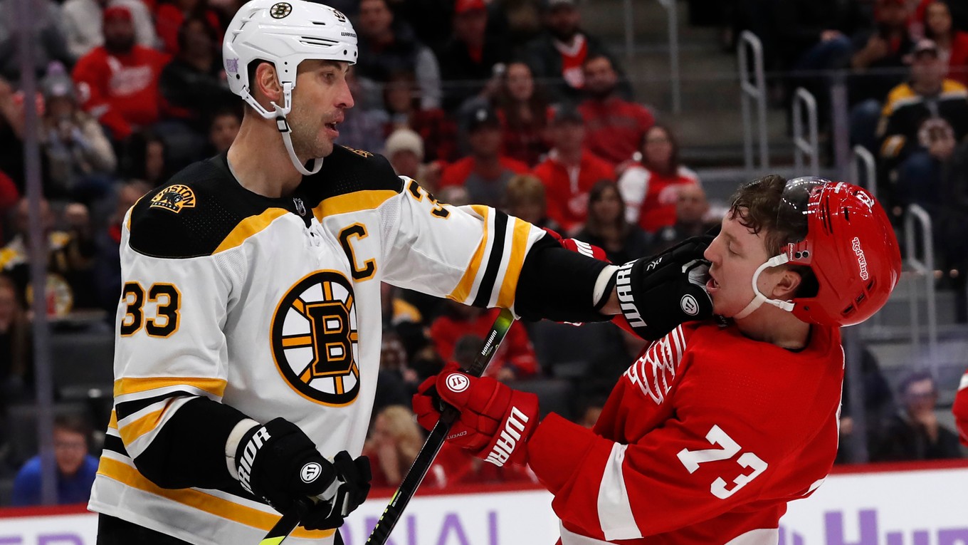 Zdeno Chára v súboji s Adamom Ernem v zápase základnej časti NHL 2019/2020 Detroit Red Wings - Boston Bruins.