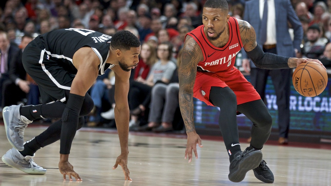 Damian Lillard (vpravo) a Garrett Temple v zápase základnej časti NBA 2019/2020 Portland - Brooklyn.