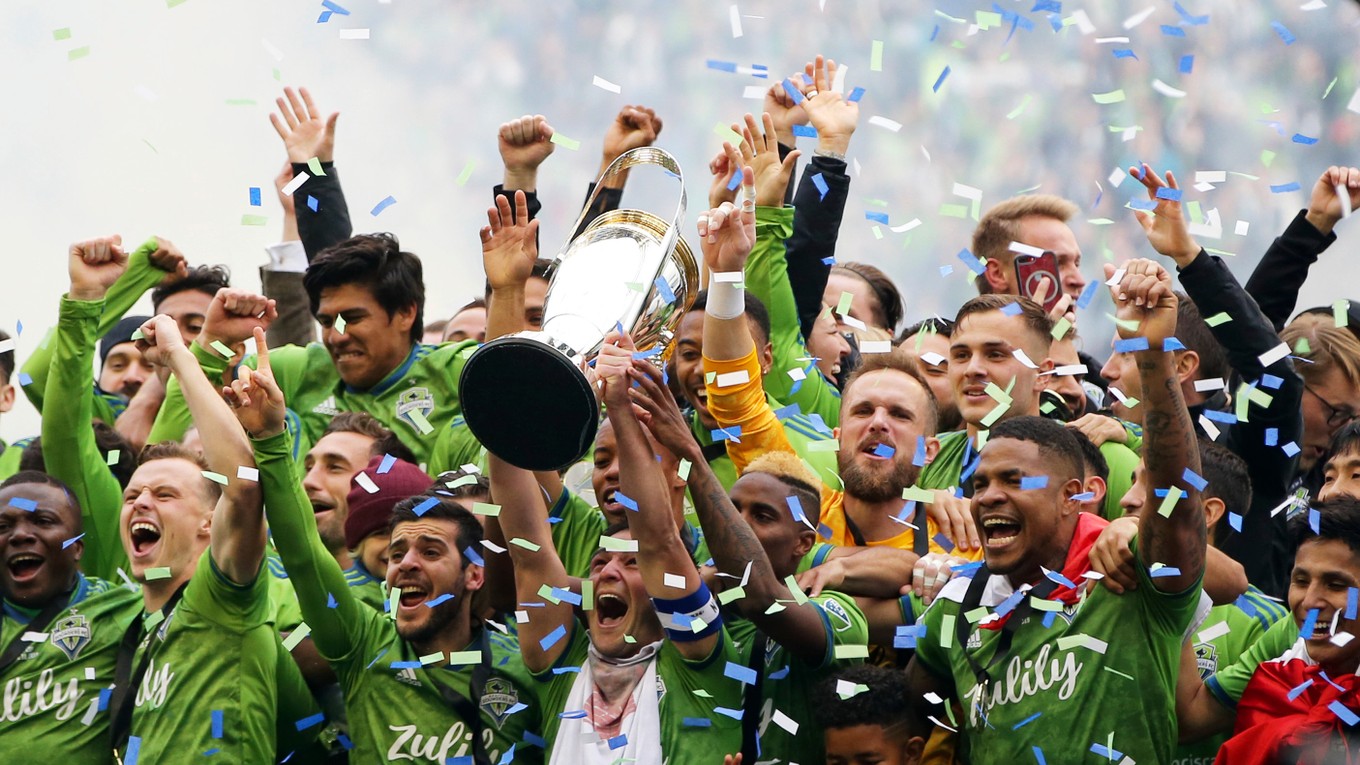 Futbalisti Seattle Sounders oslavujú celkový triumf v MLS 2019/2020.