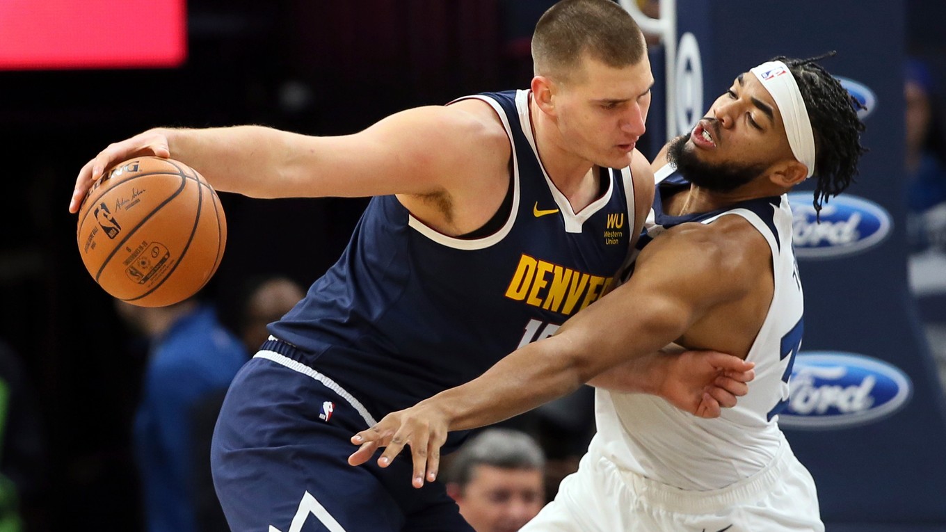 Nikola Jokič (vľavo) z Denveru Nuggets a Karl-Anthony Towns z Minnesoty Timberwolves počas zápasu zámorskej NBA 10. novembra 2019 v Minneapolise.