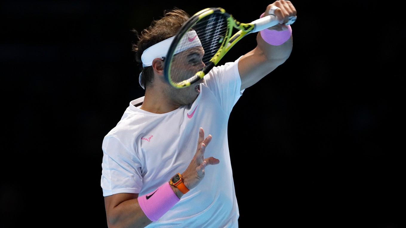 Rafael Nadal počas zápasu proti Alexandrovi Zverevovi na turnaji ATP Finals 2019 v Londýne.