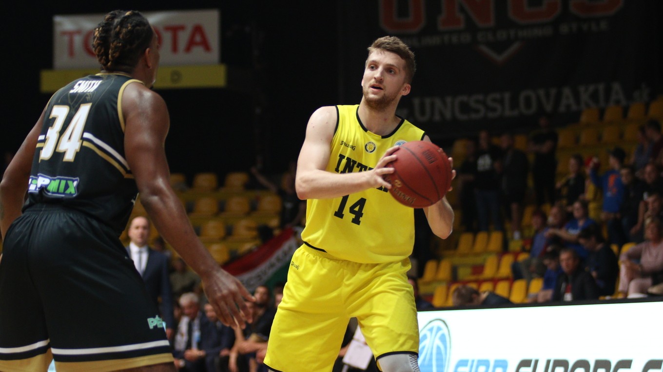 Zľava: Christopher Smith z PVSK-Veolia Pécs a David Abrhám z BK Inter Bratislava počas zápasu A-skupiny Európskeho pohára FIBA medzi BK Inter Bratislava - PVSK-Veolia Pécs.