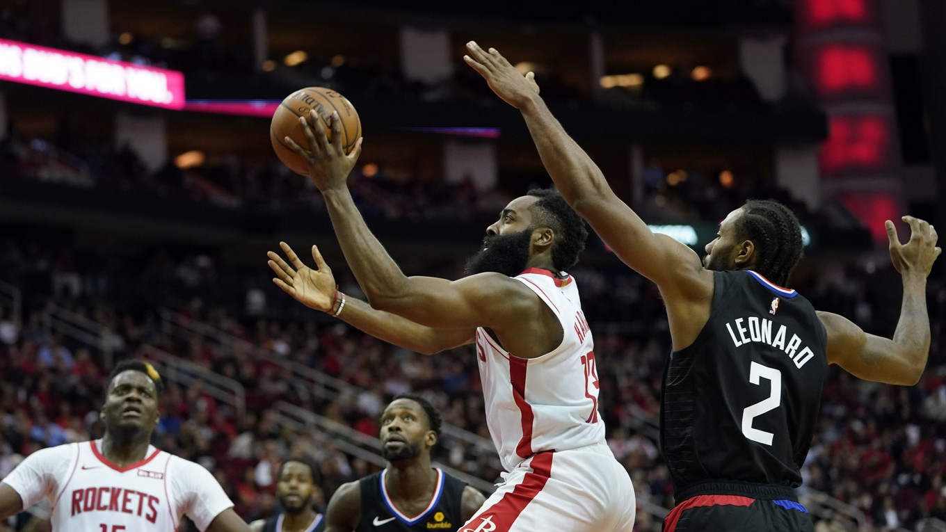 James Harden pri zakončovaní.