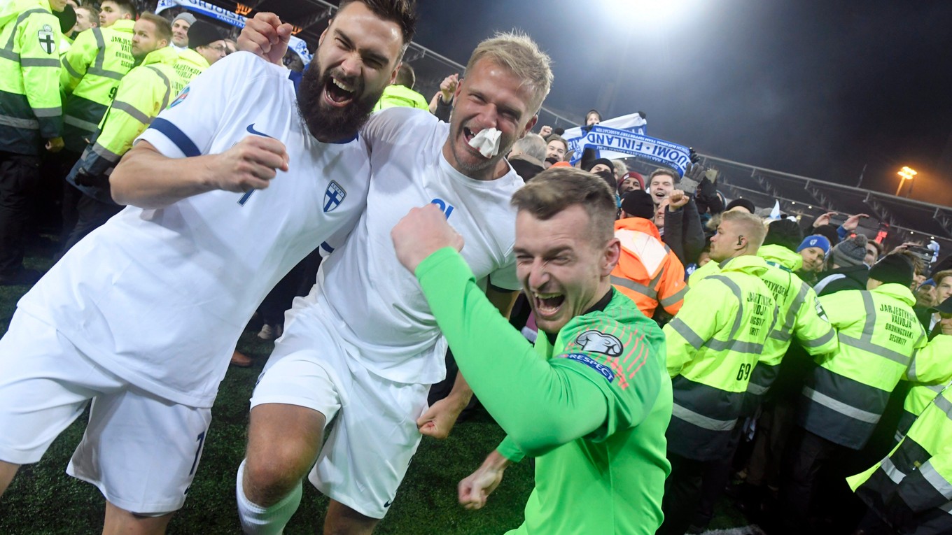Fínsky kapitán Tim Sparv (vľavo) oslavuje s Paulusom Arajuurim (uprostred) a brankárom, slovenským rodákom Lukášom Hrádeckým (vpravo) po víťazstve nad Lichtenštajnskom v zápase J-skupiny Fínsko - Lichtenštajnsko 9. kola kvalifikácie EURO 2020.
