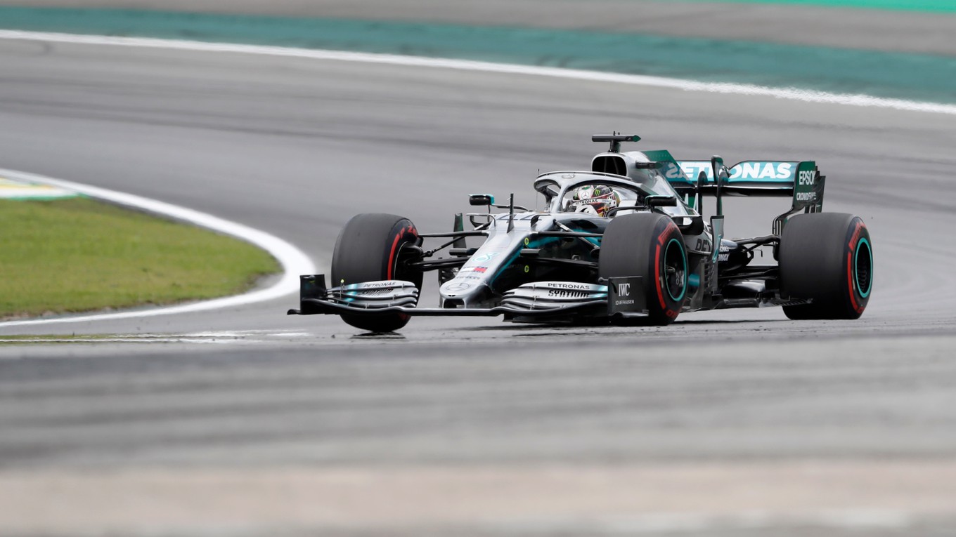 Lewis Hamilton počas tretieho voľného tréningu pred Veľkou cenou Brazílie 2019.