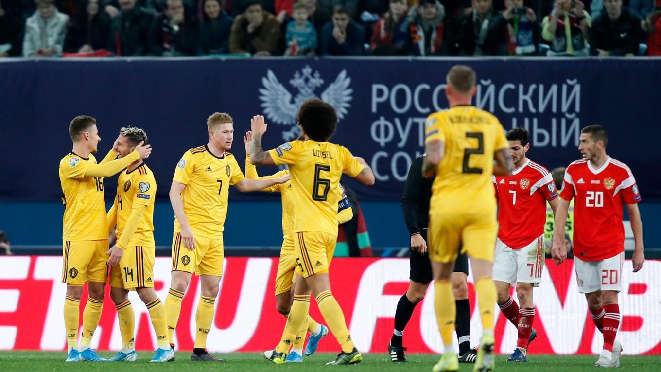 Thorgan Hazard (vľavo) oslavuje so spoluhráčmi po góle Rusom.