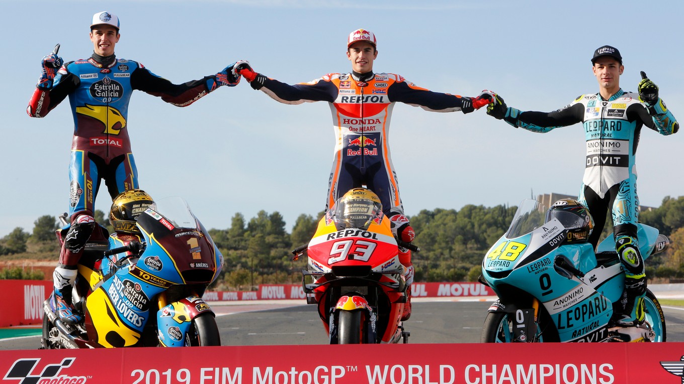 Trio šampiónov. V Moto2 uspel Španiel Alex Marquez (vľavo), v MotoGP Marc Marquez a v kategórii Moto3 Taliam Lorenzo Dalla Porta.